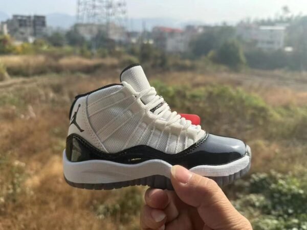 Children's sneakers - Image 4